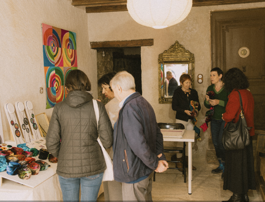 Visita els 19 projectes artesans als baixos de les cases del poble