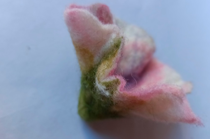 Creació d’una flor de feltre humit de llana verge amb Flavia Flores Allende de Naturalfelt - Dissabte tarda